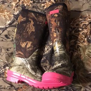 Realtree camo and pink muck/rain boots